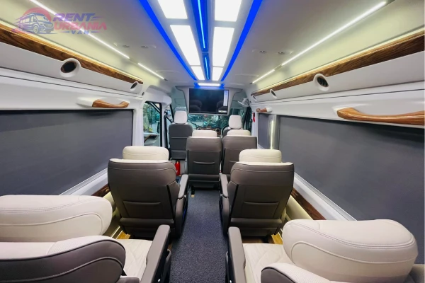 10 Seater Force Urbania